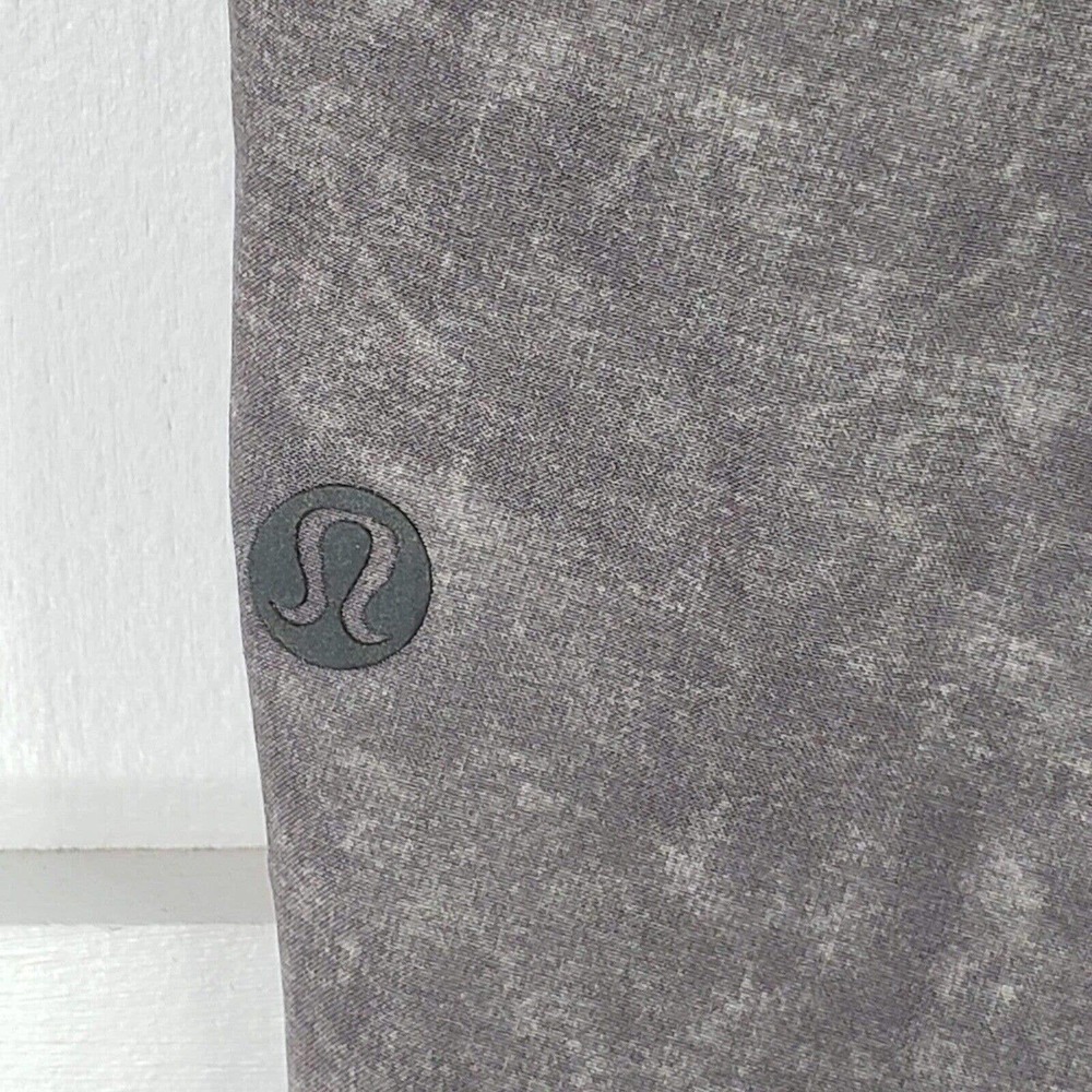 Lululemon Active 10” Shorts Men's Small Gray Zipper Pockets Logo Stretch Waist - Picture 7 of 8